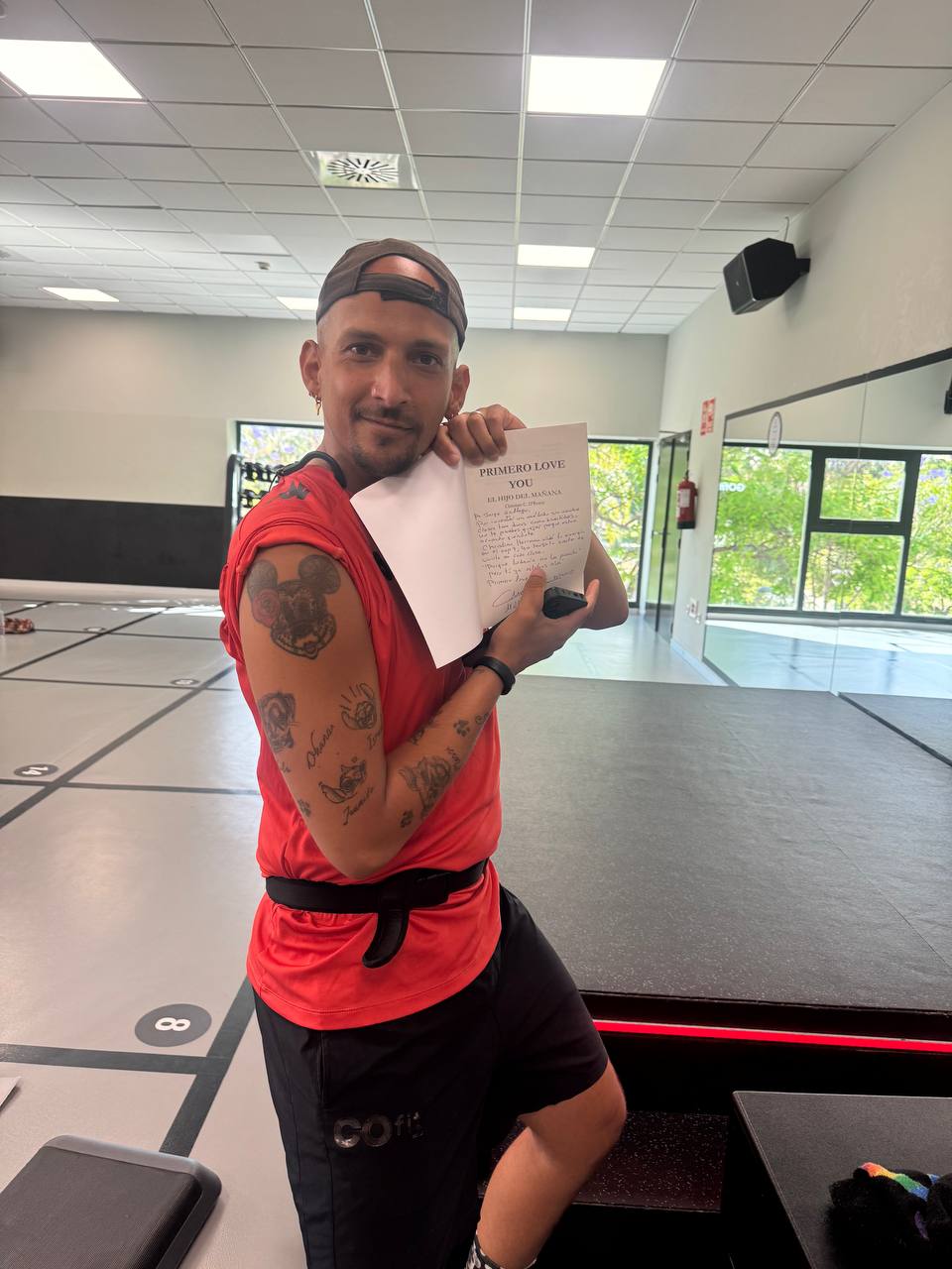 Jorge Gallego con el libro en GOfit Huelin