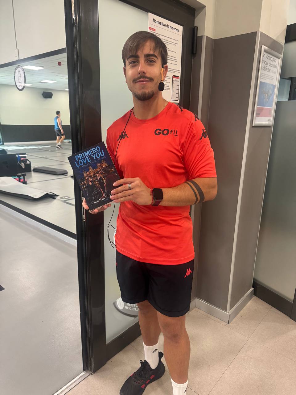José Ángel con el libro en GOfit Huelin