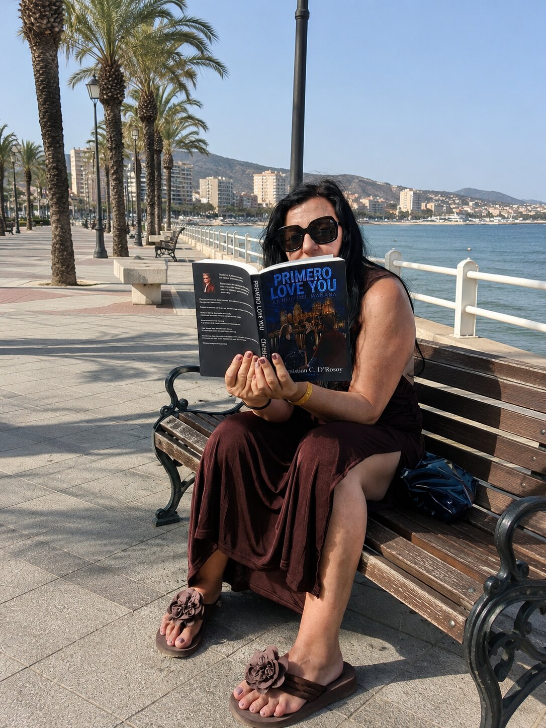 Eli leyendo PRIMERO LOVE YOU en el paseo marítimo