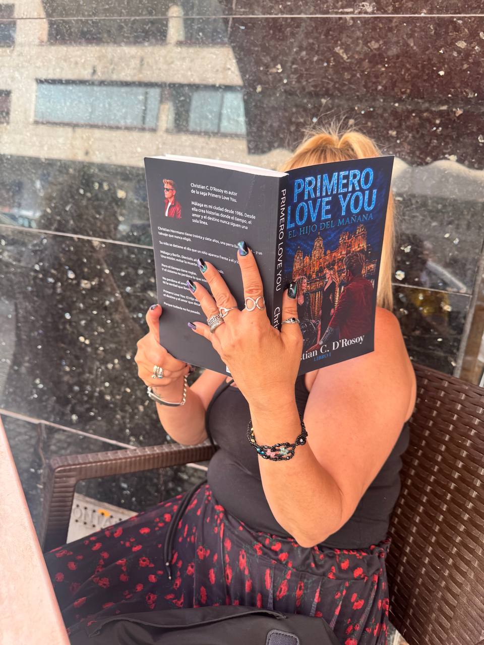 Vero leyendo PRIMERO LOVE YOU