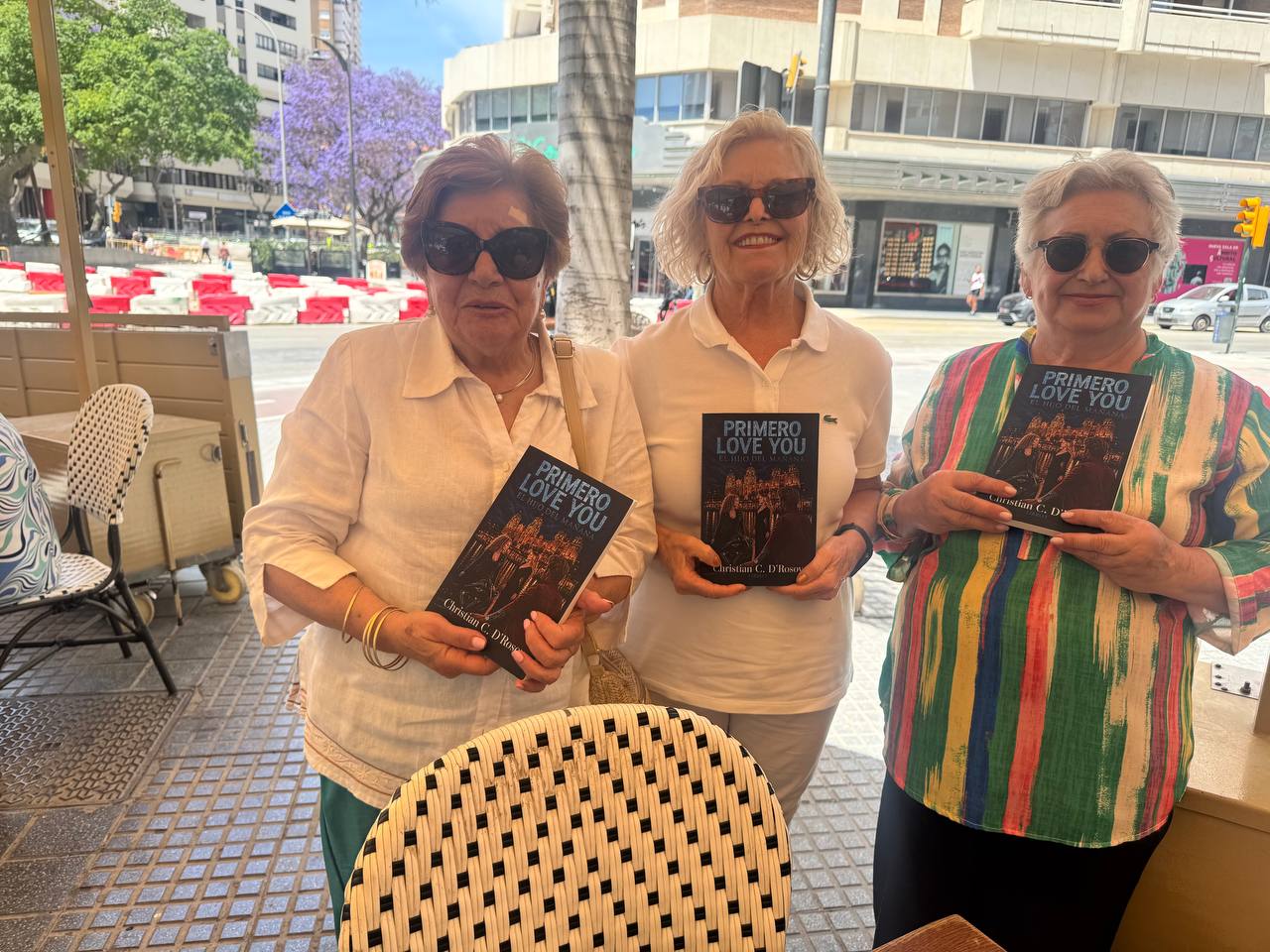 Tres lectoras con PRIMERO LOVE YOU en la calle