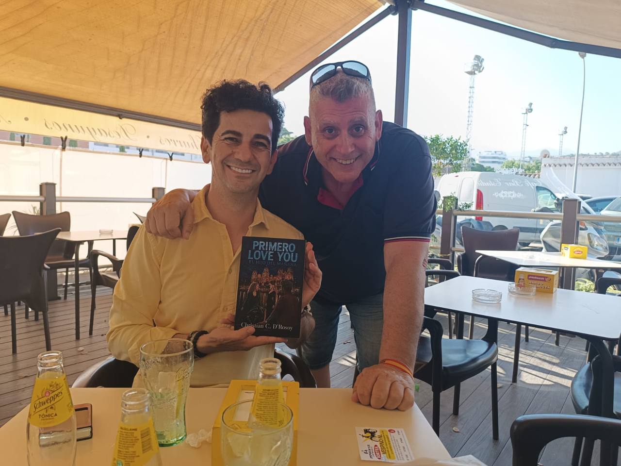 Dos lectores con PRIMERO LOVE YOU en una terraza