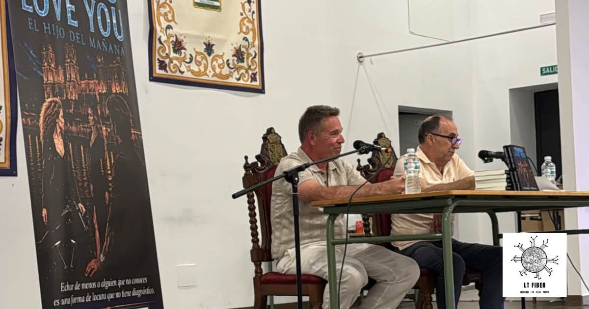 Christian C. D'Rosoy y el presentador David González Borjas en la presentación de PRIMERO LOVE YOU